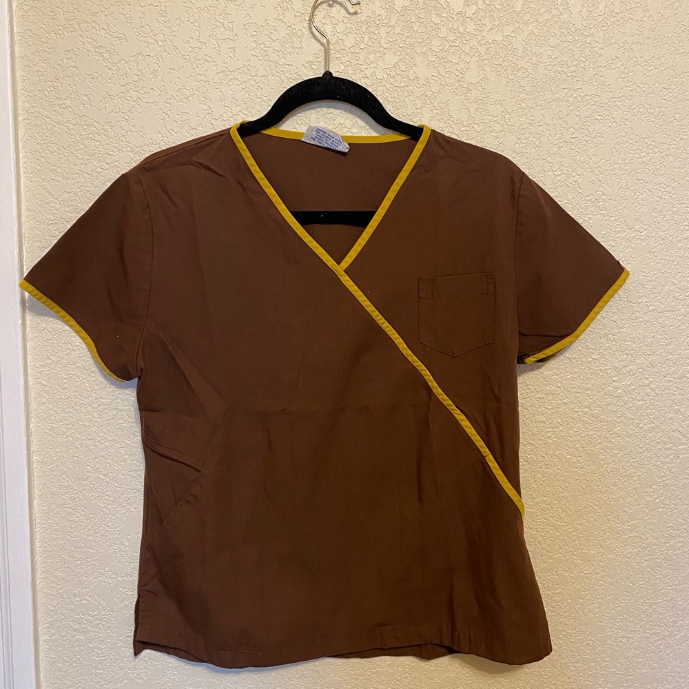 scrubs // brown & yellow ✨